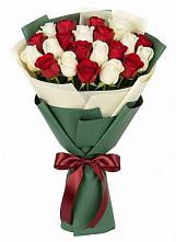 Букет Микс из красных и белых роз в Инкермане