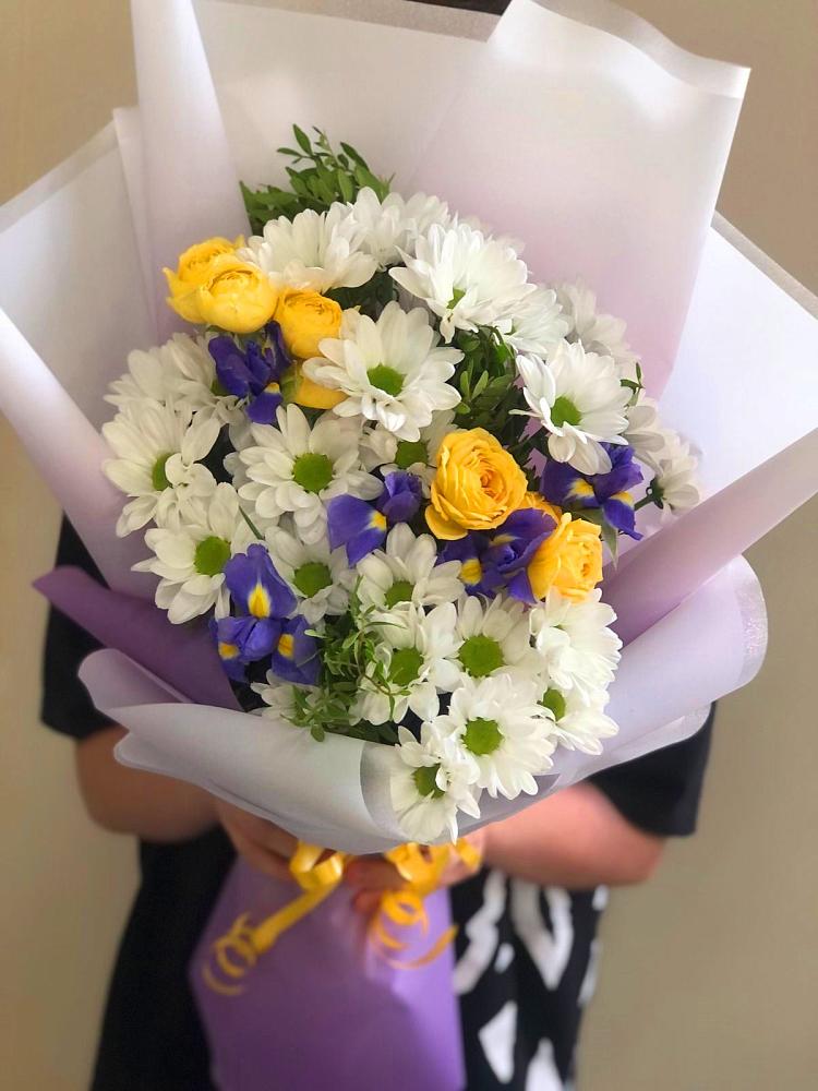Букет цветов из: Ирисы, Хризантемы и Розы в Инкермане
