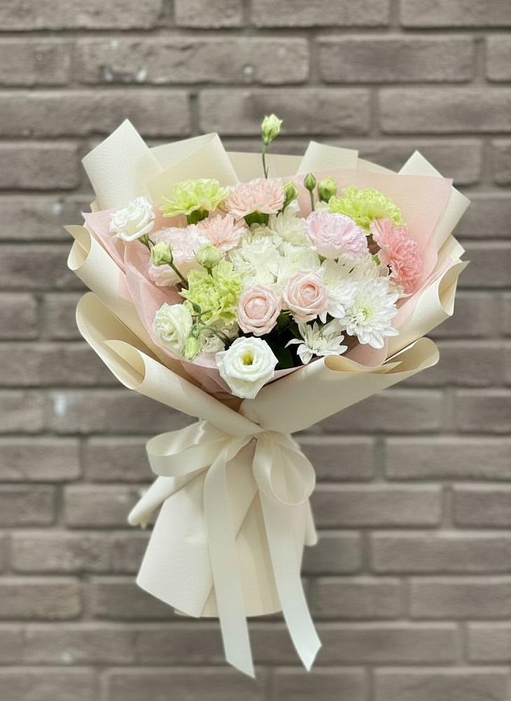 Букет цветов из: Гвоздики, Розы, Лизиантусы и Хризантемы в Инкермане