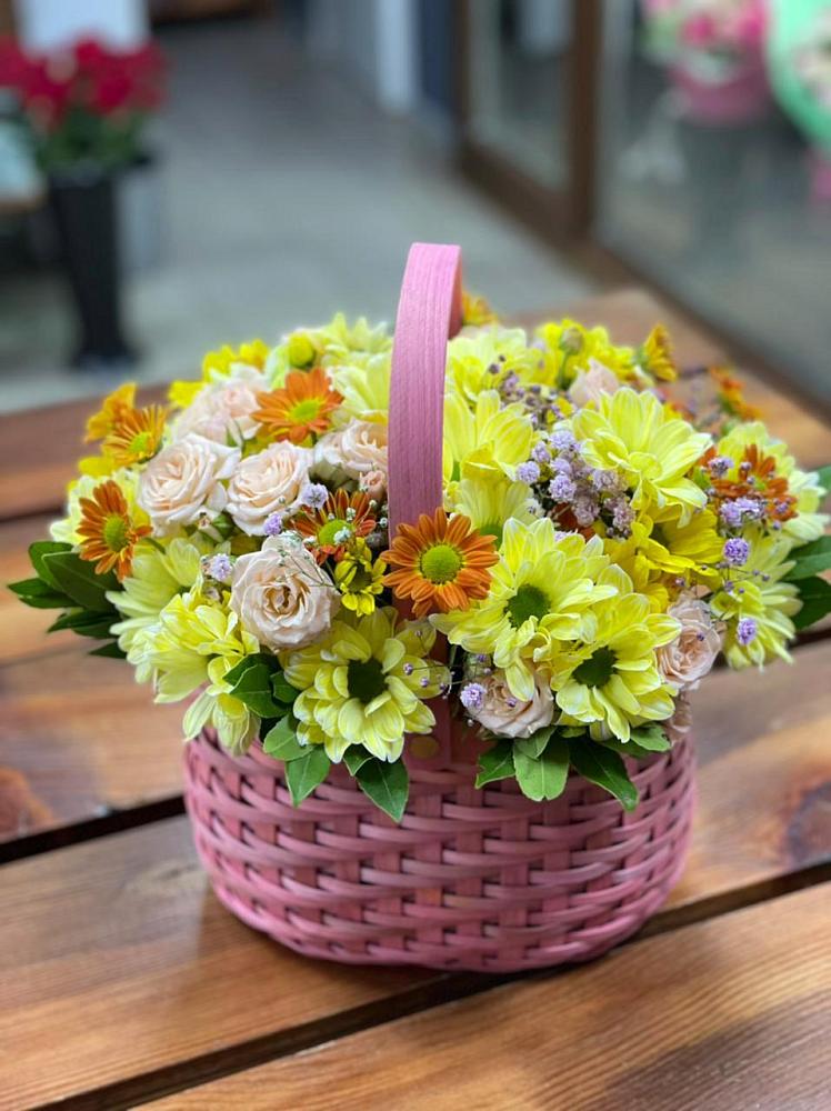 Цветочная композиция из Хризантемы и Розы в корзине в Инкермане