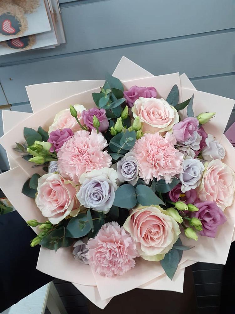 Букет цветов из: Розы, Гвоздики и Лизиантусы в Инкермане